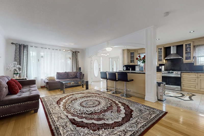 571 Silver Creek Blvd, Mississauga, L5A 2B6 | Image 3