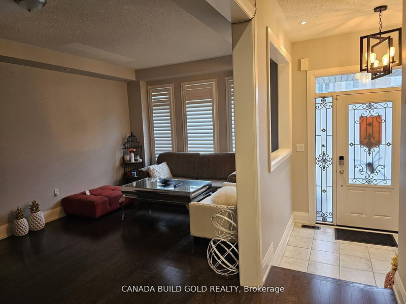 61 Yellowknife Rd, Brampton, L6R 3X5 | Image 2