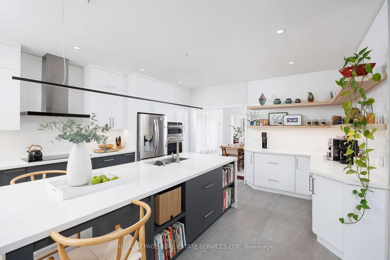 1061 Summit Ridge Dr, Oakville, L6M 3K9 | Image 2