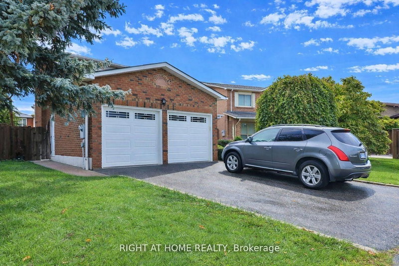 1433 Bough Beeches Blvd, Mississauga, L4W 3B4 | Image 2