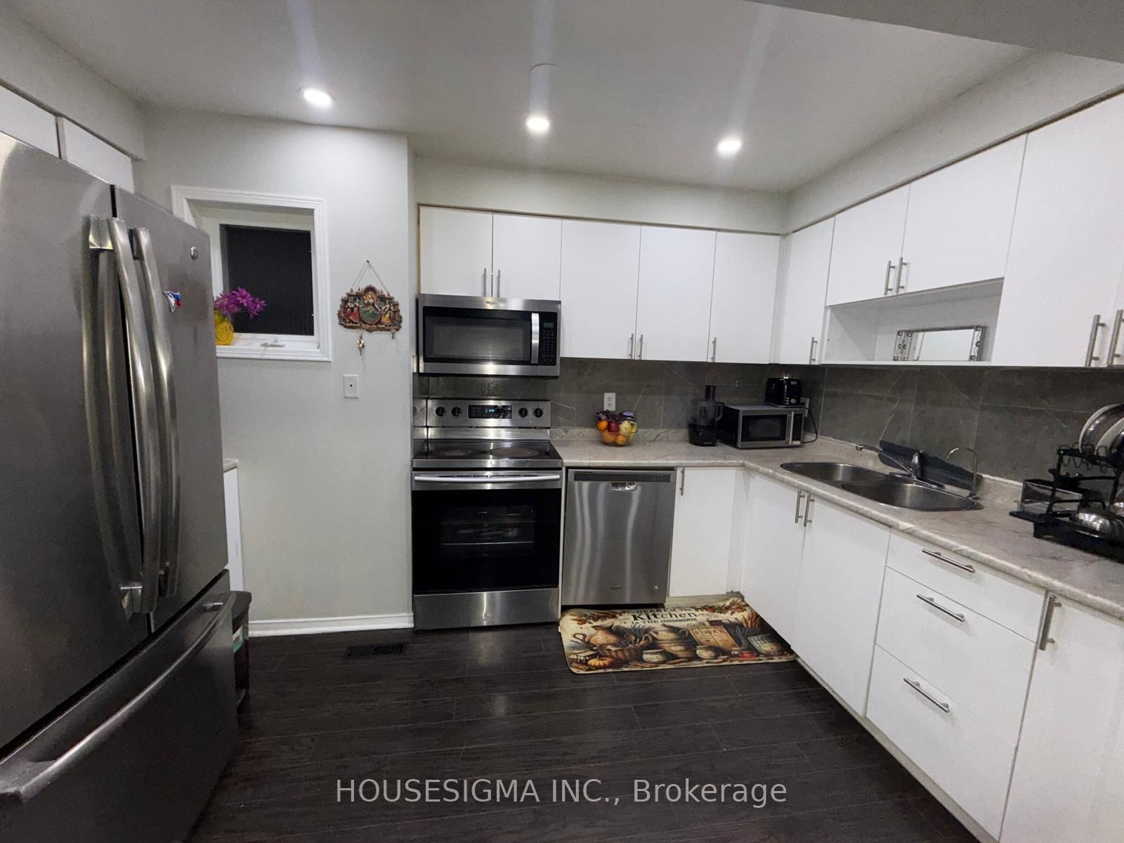 Townhouse for sale at 3 Sinclair Court, Brampton, Ontario, L6X 4P5 - Brampton West - MLS: W12767676