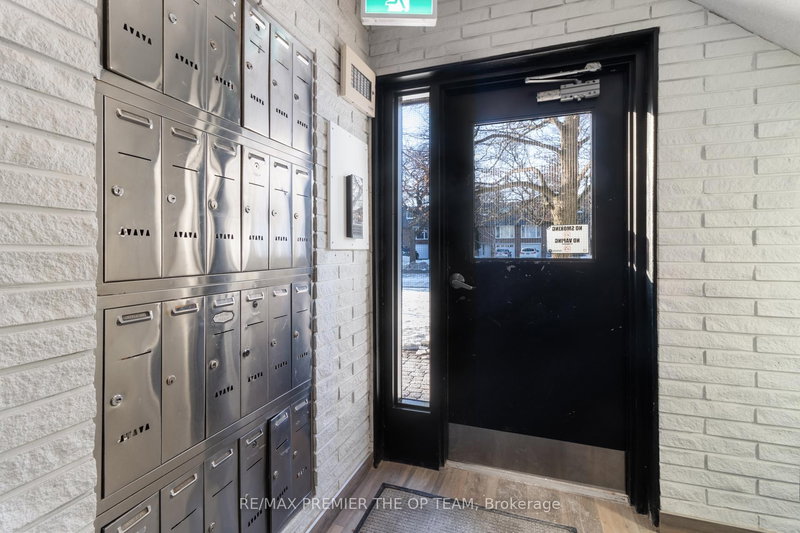 37 - 1016 Falgarwood Dr, Oakville, L6H 2P5 | Image 3