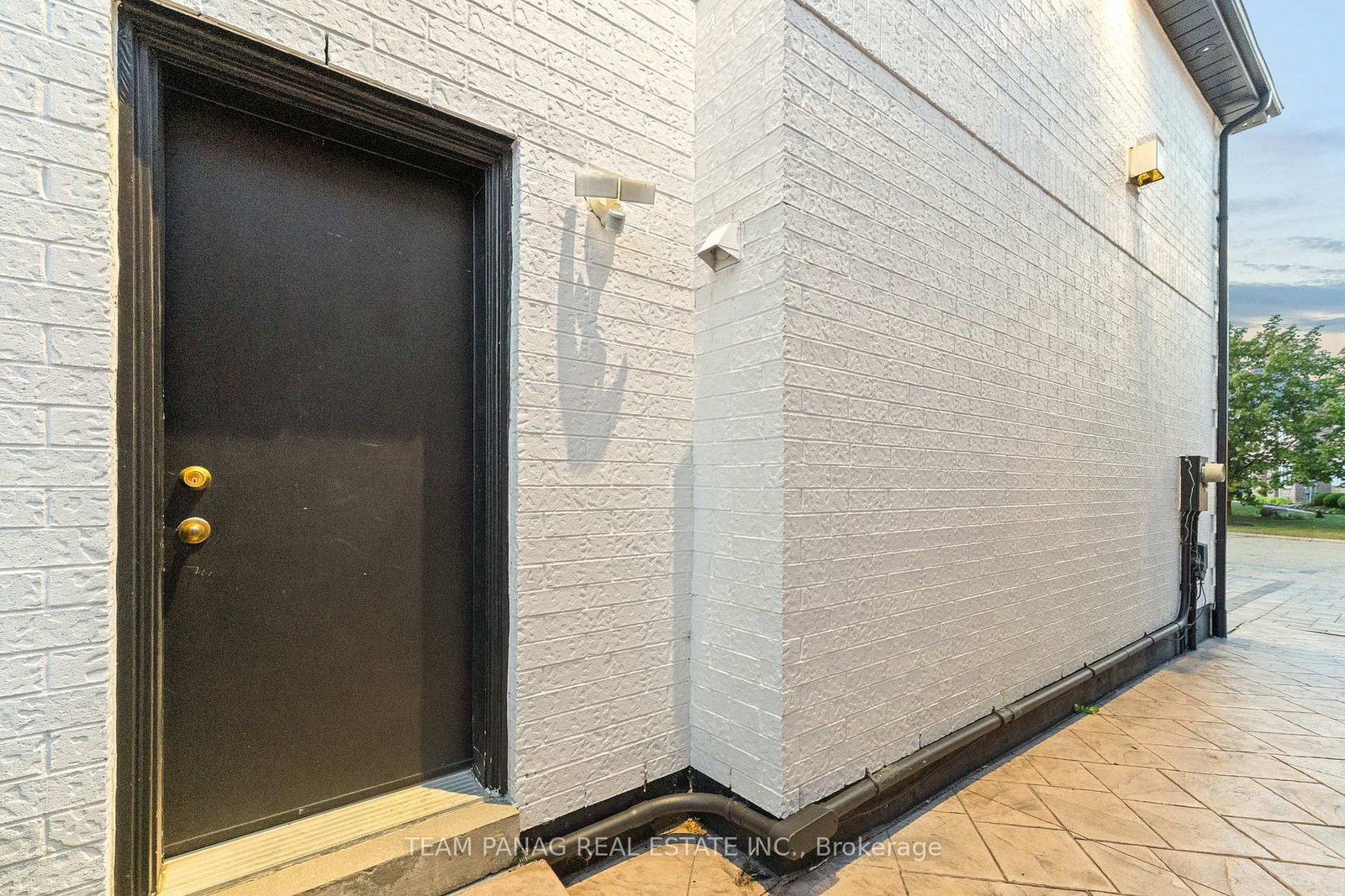 Detached House sold at 5358 Flatford Road, Mississauga, Ontario, L5V 1Y6 - East Credit - MLS: W12768020