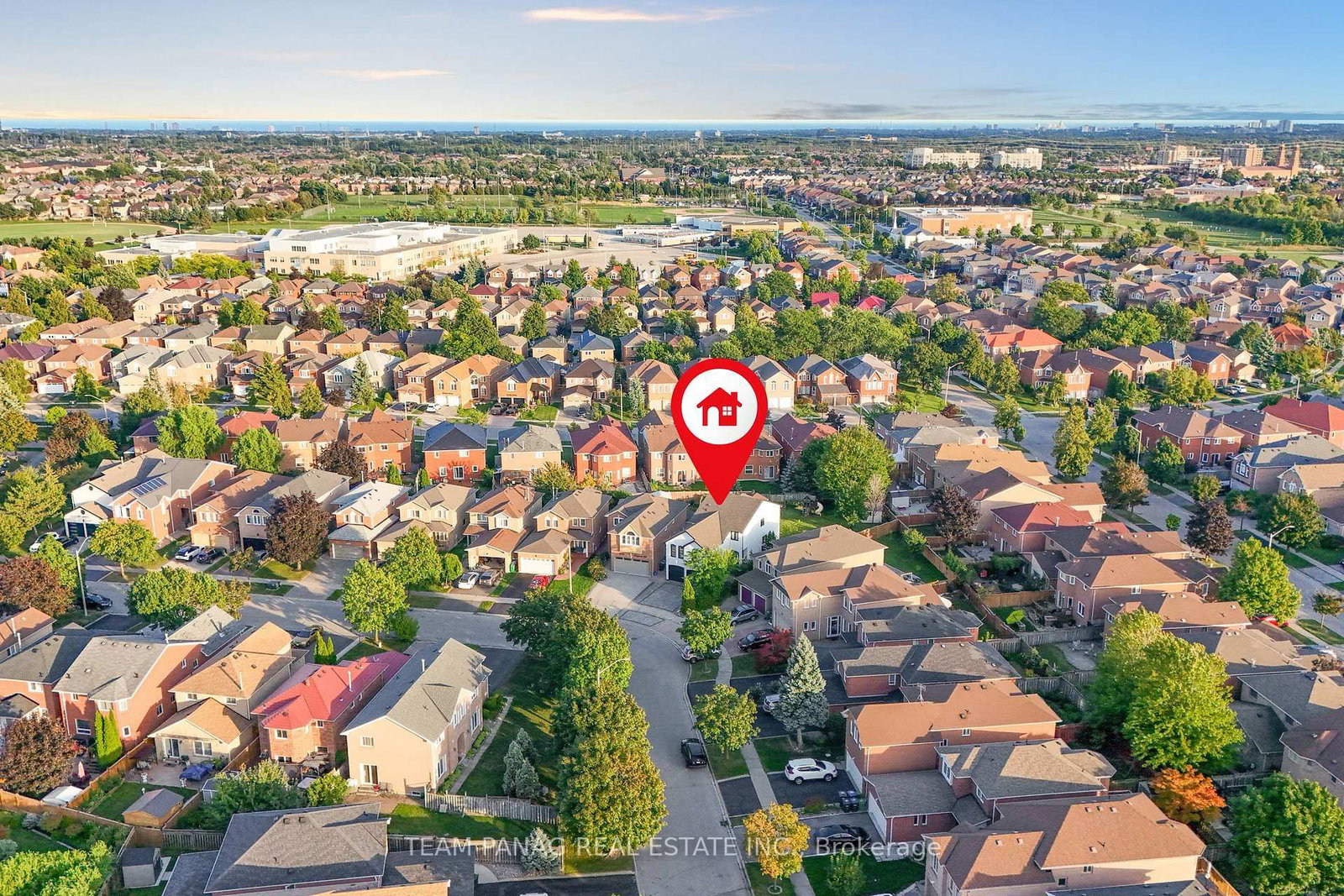 Detached House sold at 5358 Flatford Road, Mississauga, Ontario, L5V 1Y6 - East Credit - MLS: W12768020