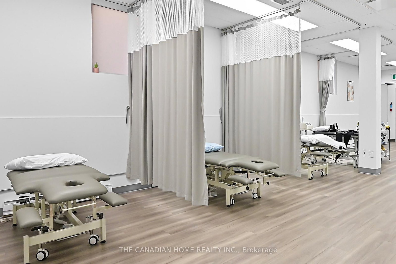 77 Queensway W, Unit 100 - Photo 11