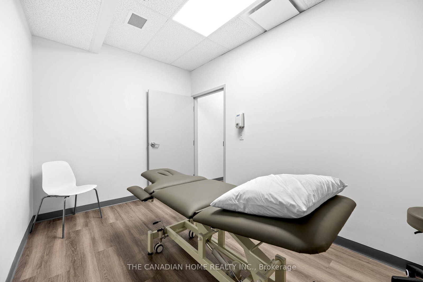 77 Queensway W, Unit 100 - Photo 21