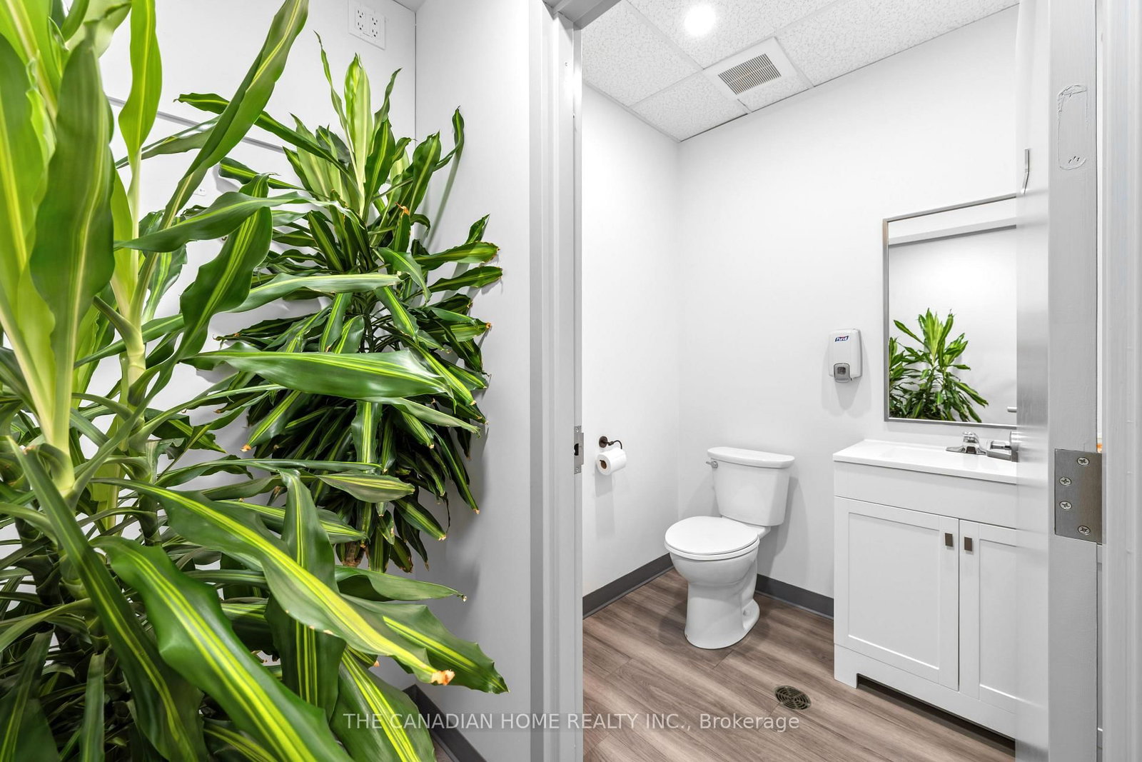 77 Queensway W, Unit 100 - Photo 7