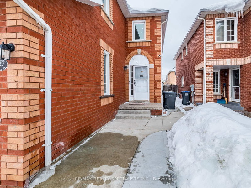 3927 Rippleton Lane, Mississauga, L5N 6Z8 | Image 3