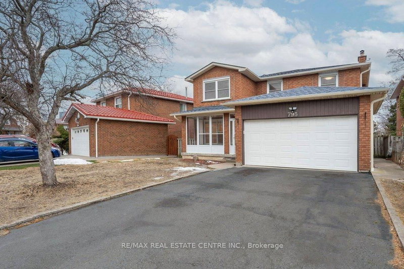 796 Buckingham Crt, Mississauga, L5C 4M3 | Image 2