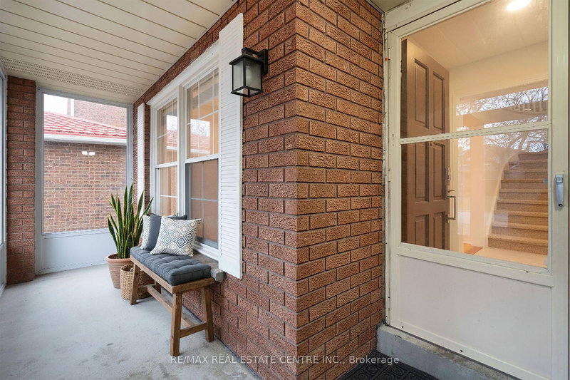 796 Buckingham Crt, Mississauga, L5C 4M3 | Image 3