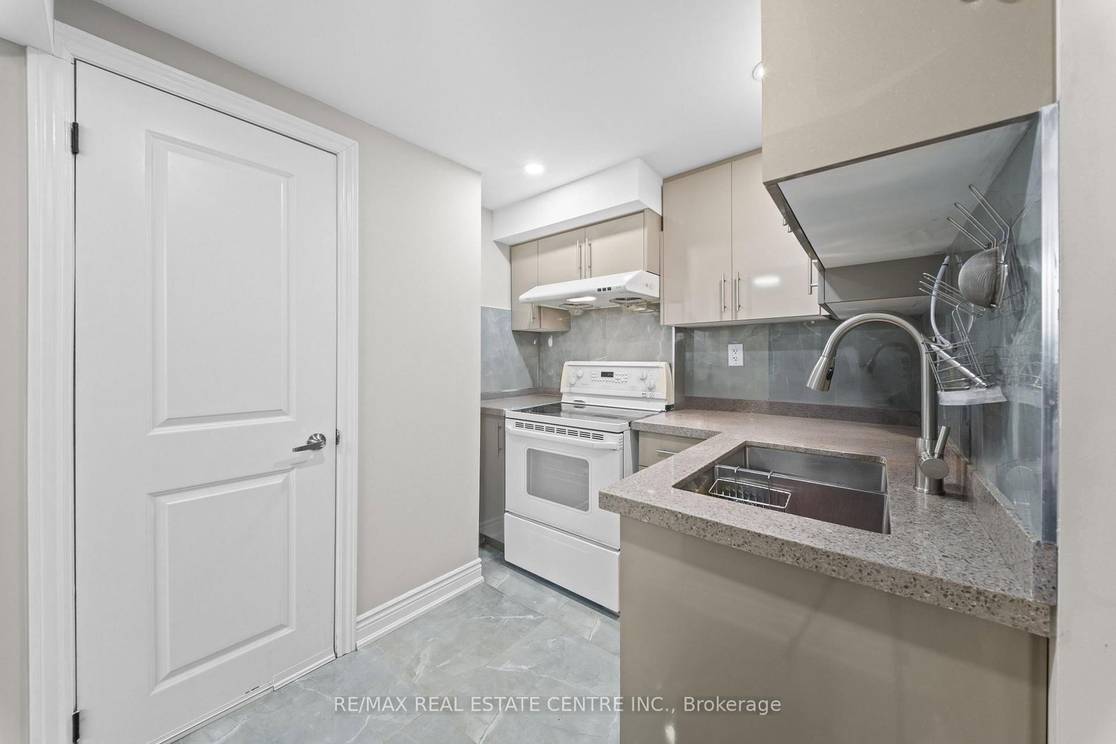 Detached House for sale at 8 Golden Gate Drive, Brampton, Ontario, L6S 2K5 - Northgate - MLS: W12770220