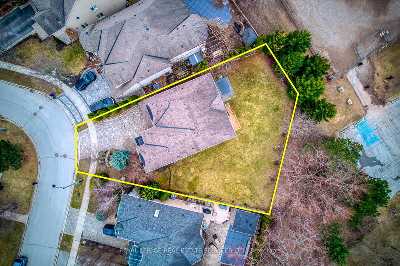 169 Spring Azure Cres, Oakville, L6L 6V7 | Image 3