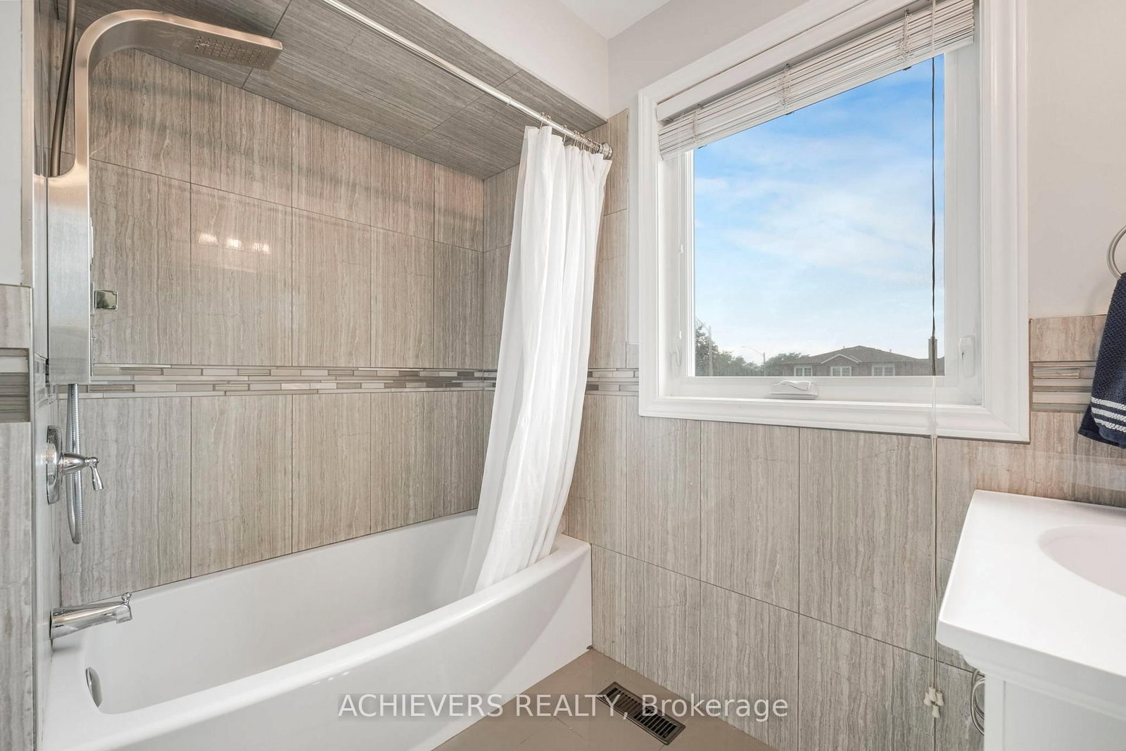 Detached House for sale at 4024 Longo Circle, Mississauga, Ontario, L4T 4C7 - Malton - MLS: W12773266