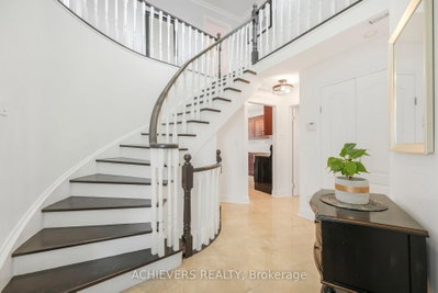 4024 E Longo Circle • Mississauga, ON photo 5