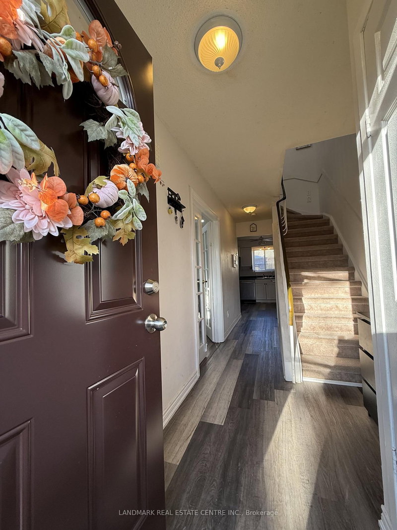 19 Guildford Cres, Brampton, L6S 3K2 | Image 2