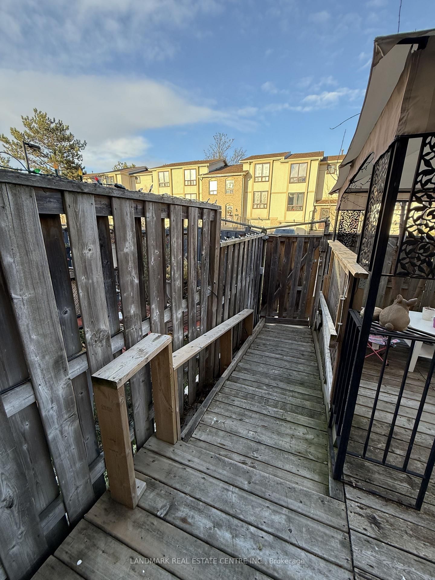 Townhouse for sale at 19 Guildford Crescent, Brampton, Ontario, L6S 3K2 - Central Park - MLS: W12773452