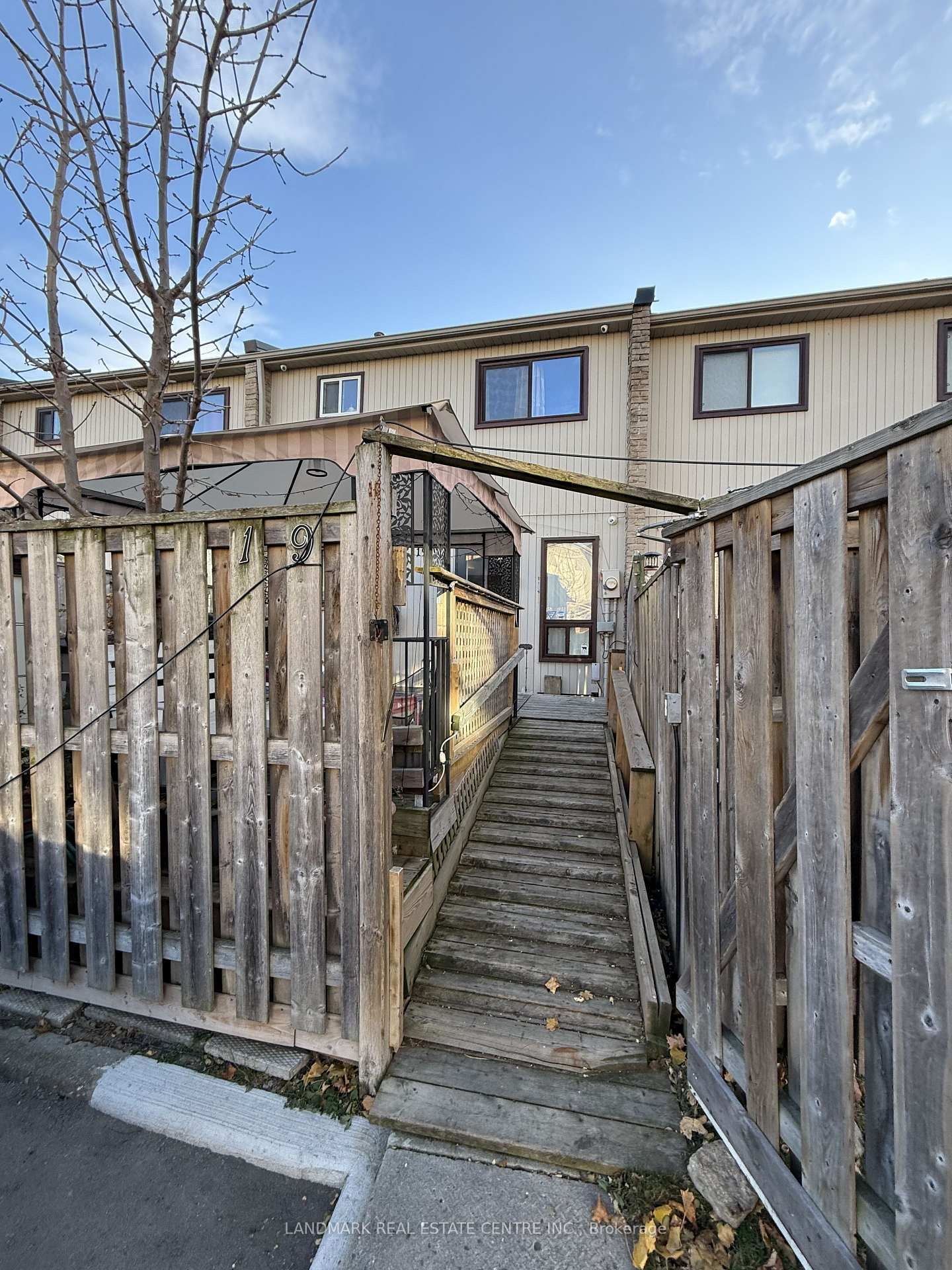 Townhouse for sale at 19 Guildford Crescent, Brampton, Ontario, L6S 3K2 - Central Park - MLS: W12773452