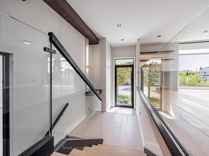 953 Halliday Ave, Mississauga, L5E 1P4 | Image 3