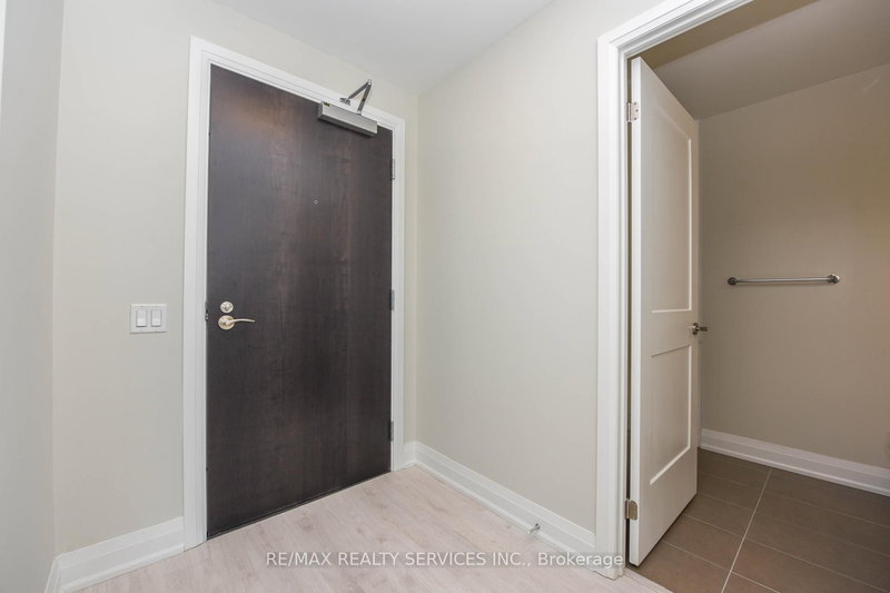 2103 - 15 Lynch St, Brampton, L0K 1E0 | Image 2