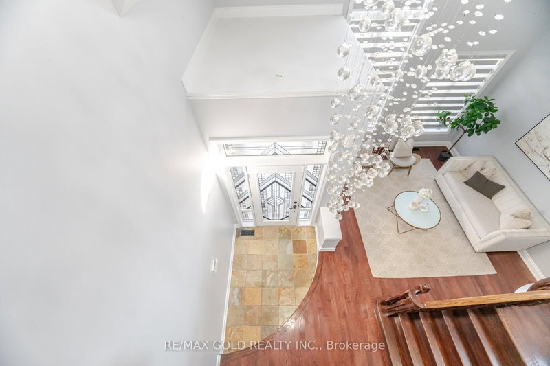 32 Eaglesprings Cres, Brampton, L6P 2V9 | Image 2