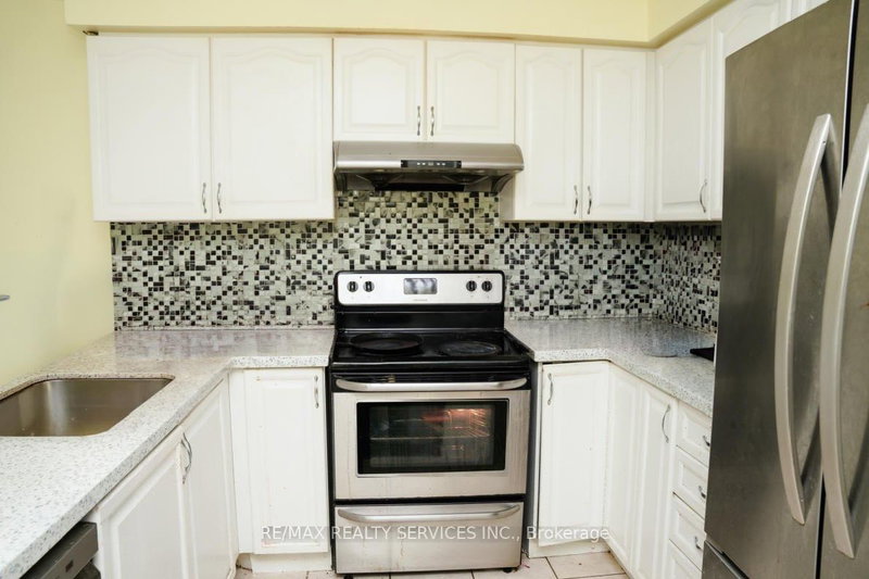 126 Edenbrook Hill Dr, Brampton, L7A 2R2 | Image 2