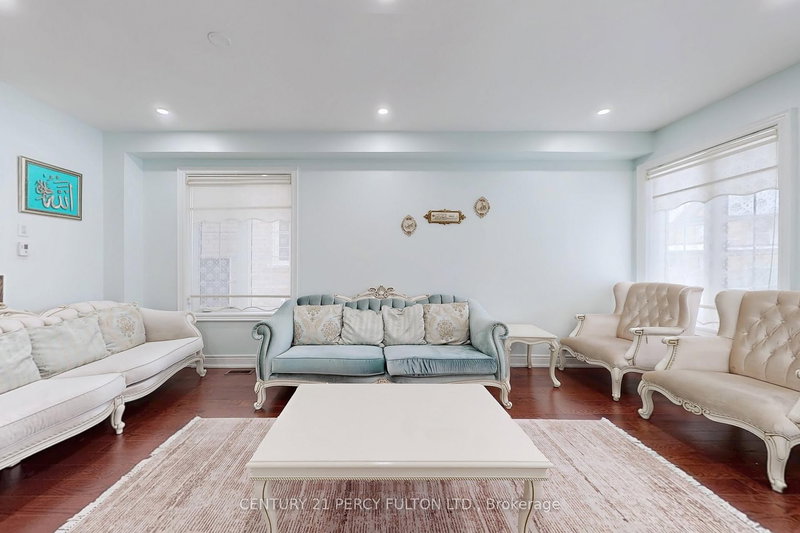 11 Sinatra St, Brampton, L6R 4B3 | Image 2