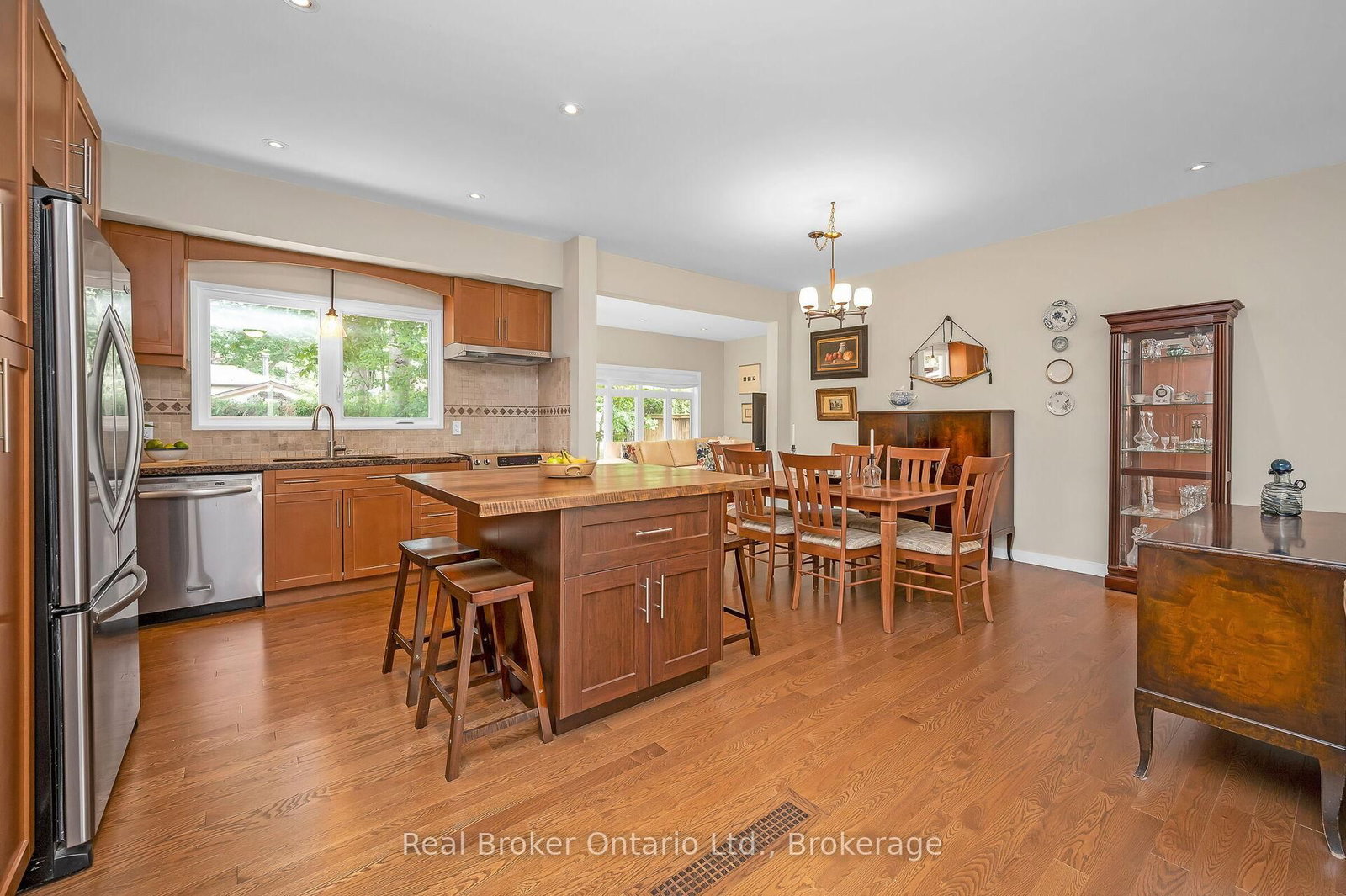 Listing Image 10