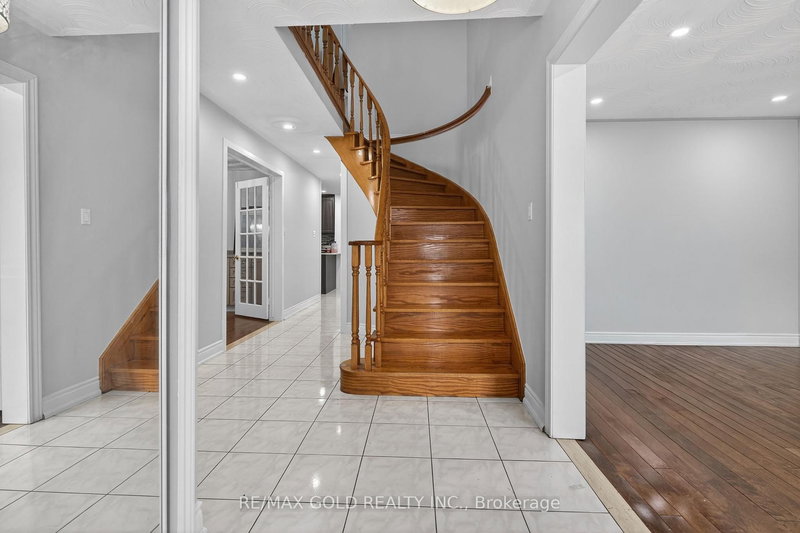 35 Kirk Dr, Brampton, L6X 4E6 | Image 2