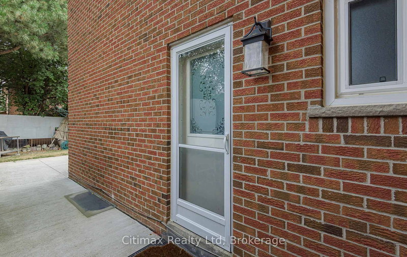 3 Pottery Cres, Brampton, L6S 3S2 | Image 3