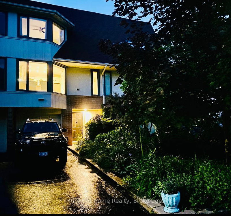 109 Brant St, Oakville, L6K 2Z7 | Image 2