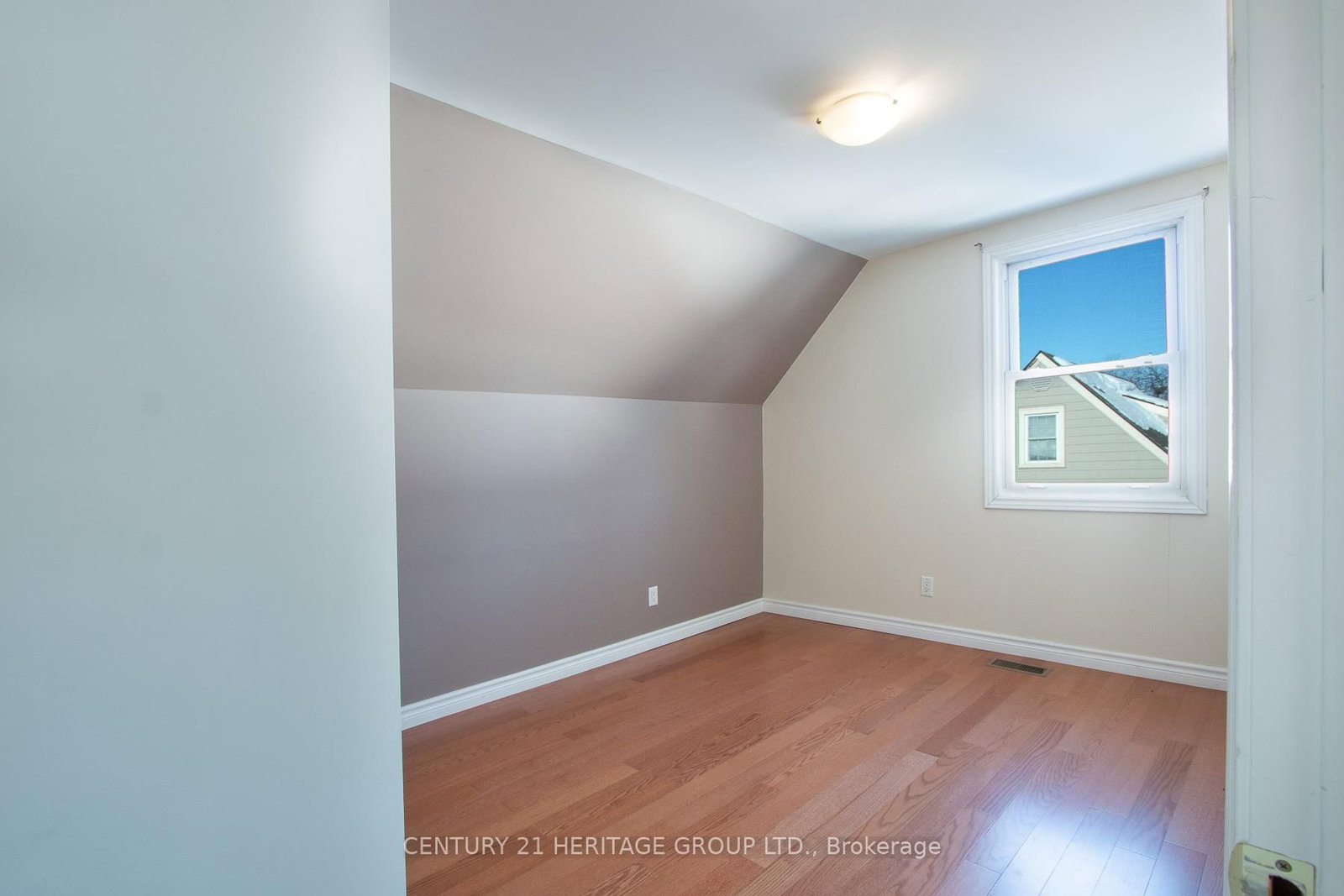 2232 Queensway Drive • Burlington, ON photo 9