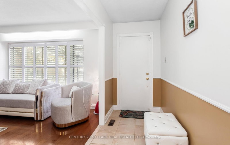 3353 Martins Pine Cres, Mississauga, L5L 1G3 | Image 3