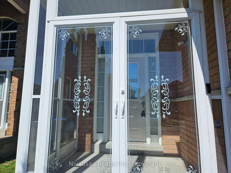 926 Ledbury Cres, Mississauga, L5V 2P8 | Image 2