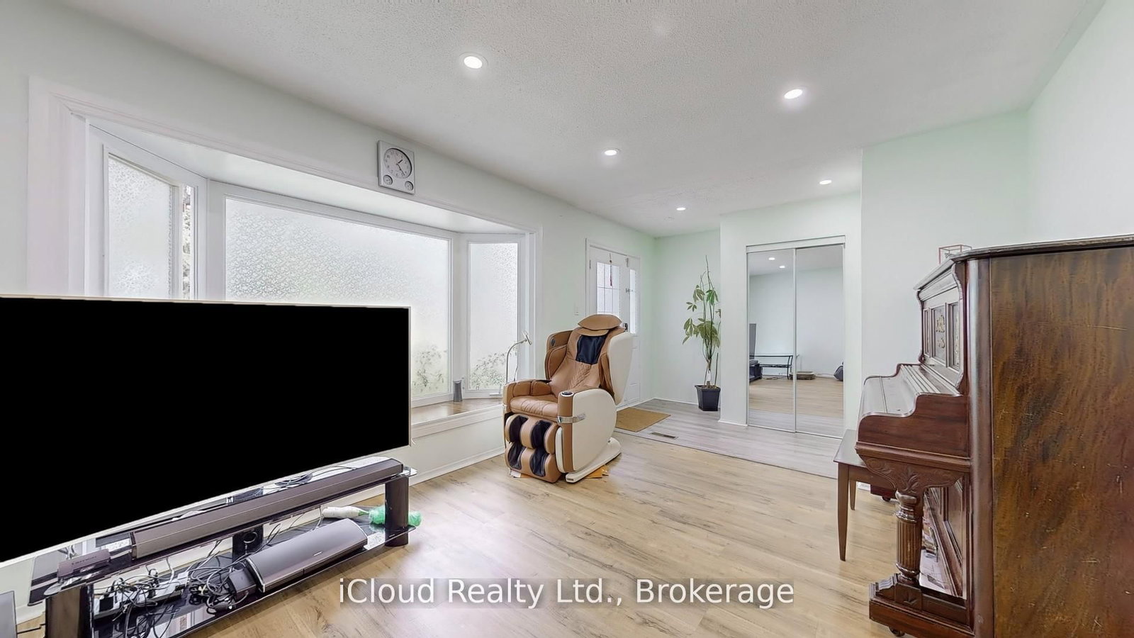 Semi-Detached House for sale at 19 Flamingo Crescent, Brampton, Ontario, L6T 2G4 - Southgate - MLS: W12787646