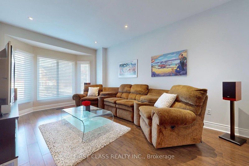 7 Kenpark Ave, Brampton, L6Z 3P4 | Image 2