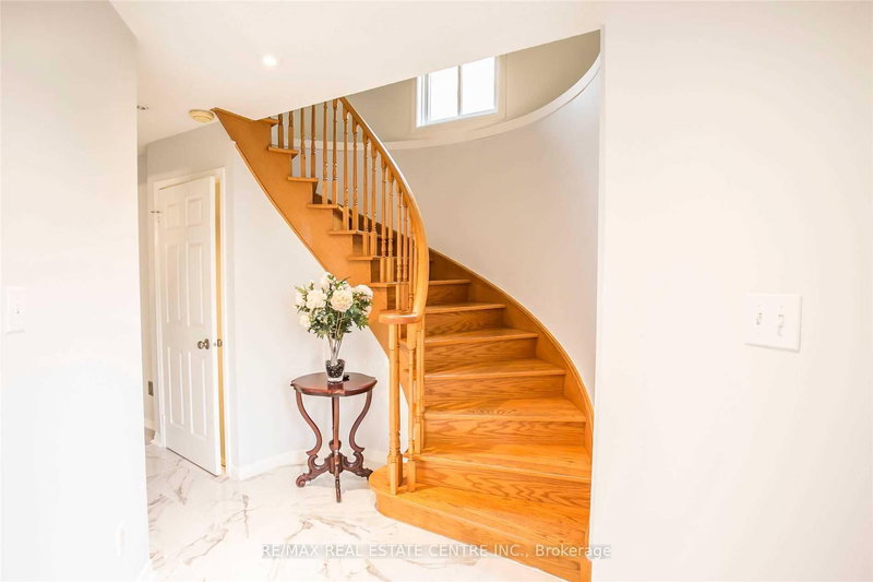 6361 Longspur Rd, Mississauga, L5N 6H1 | Image 3