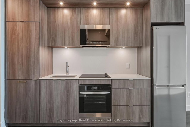 1611 - 60 Central Park Roadway