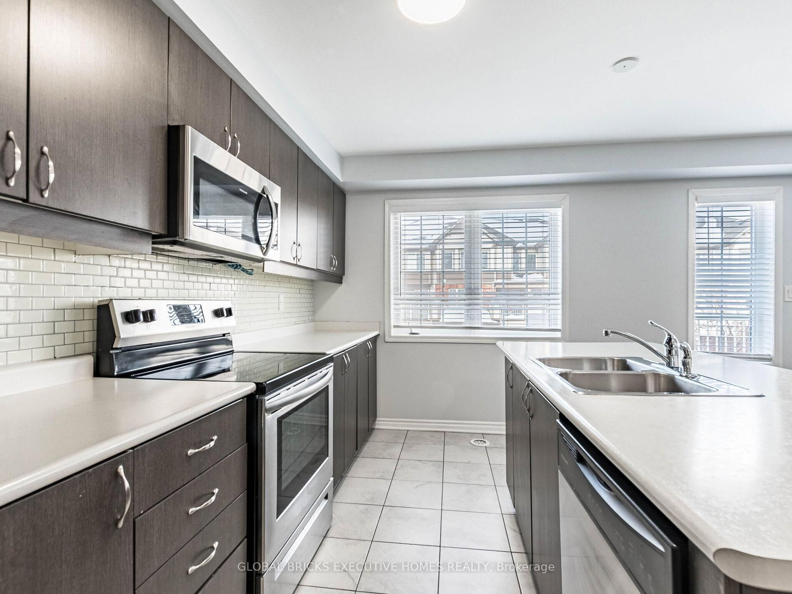 Townhouse for sale at 108 Frost Court, Milton, Ontario, L9E 1G4 - Ford - MLS: W12793830