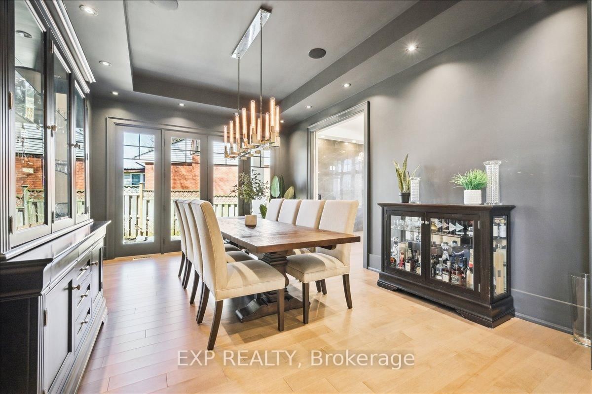 Detached House for sale at 528 Wellington Crescent, Oakville, Ontario, L6L 4X5 - West - MLS: W12796538