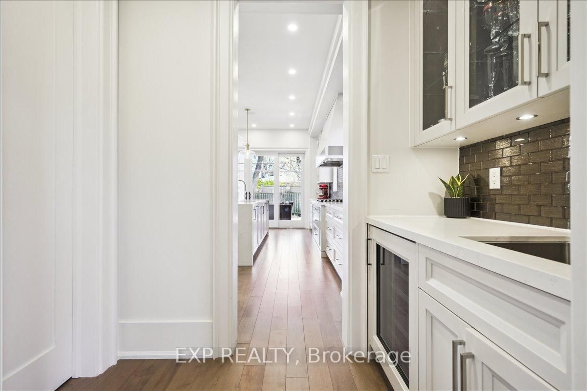 Detached House for sale at 528 Wellington Crescent, Oakville, Ontario, L6L 4X5 - West - MLS: W12796538