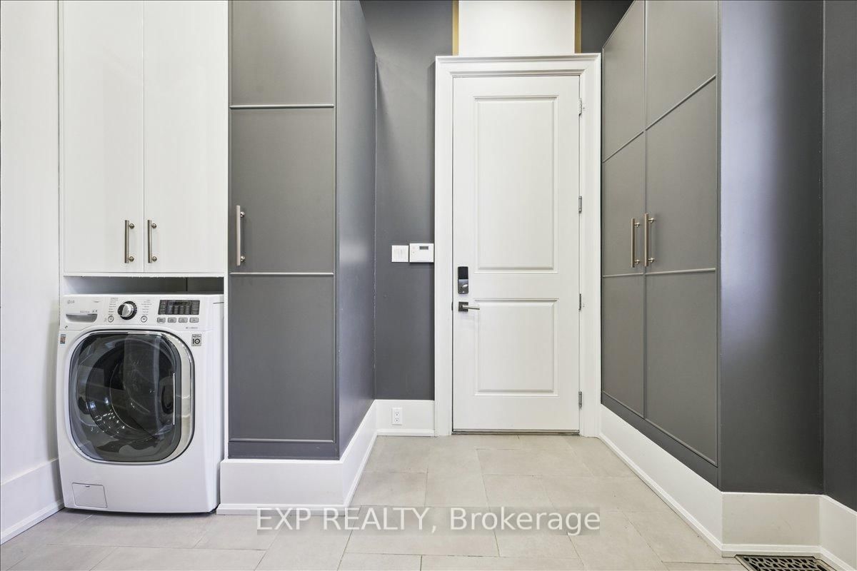 Detached House for sale at 528 Wellington Crescent, Oakville, Ontario, L6L 4X5 - West - MLS: W12796538