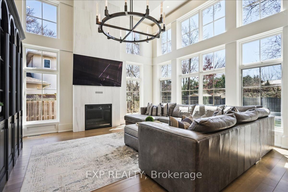 Detached House for sale at 528 Wellington Crescent, Oakville, Ontario, L6L 4X5 - West - MLS: W12796538