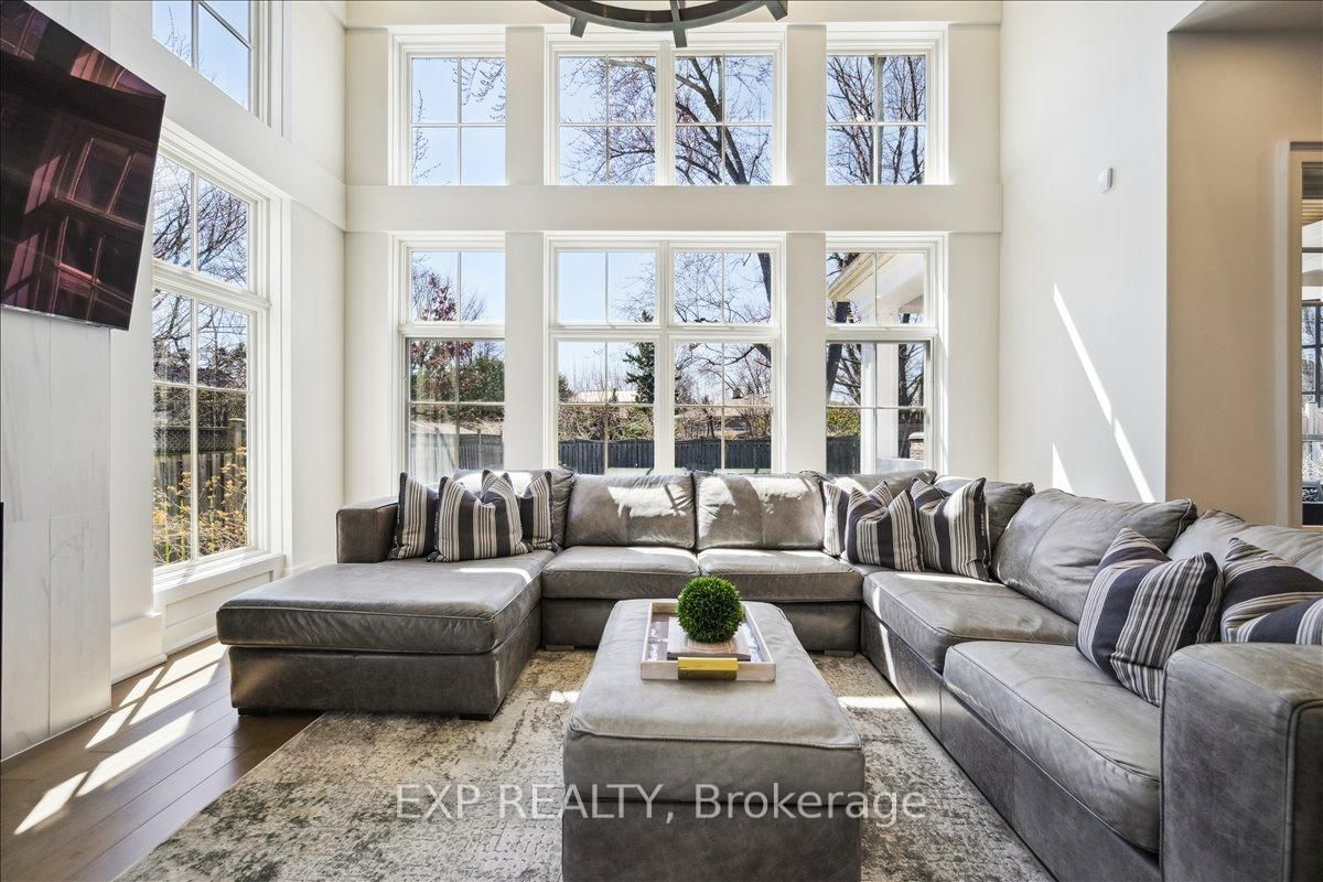 Detached House for sale at 528 Wellington Crescent, Oakville, Ontario, L6L 4X5 - West - MLS: W12796538