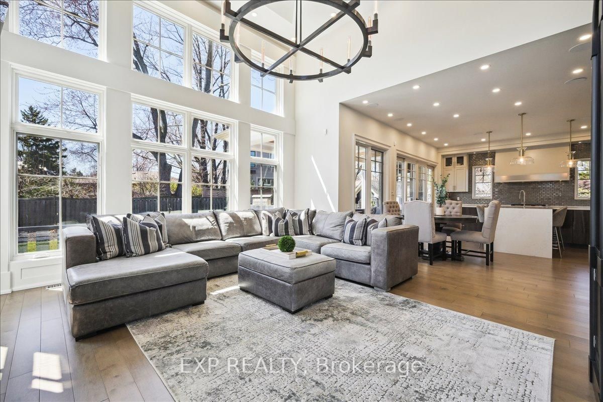 Detached House for sale at 528 Wellington Crescent, Oakville, Ontario, L6L 4X5 - West - MLS: W12796538