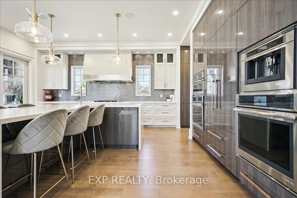 Detached House for sale at 528 Wellington Crescent, Oakville, Ontario, L6L 4X5 - West - MLS: W12796538