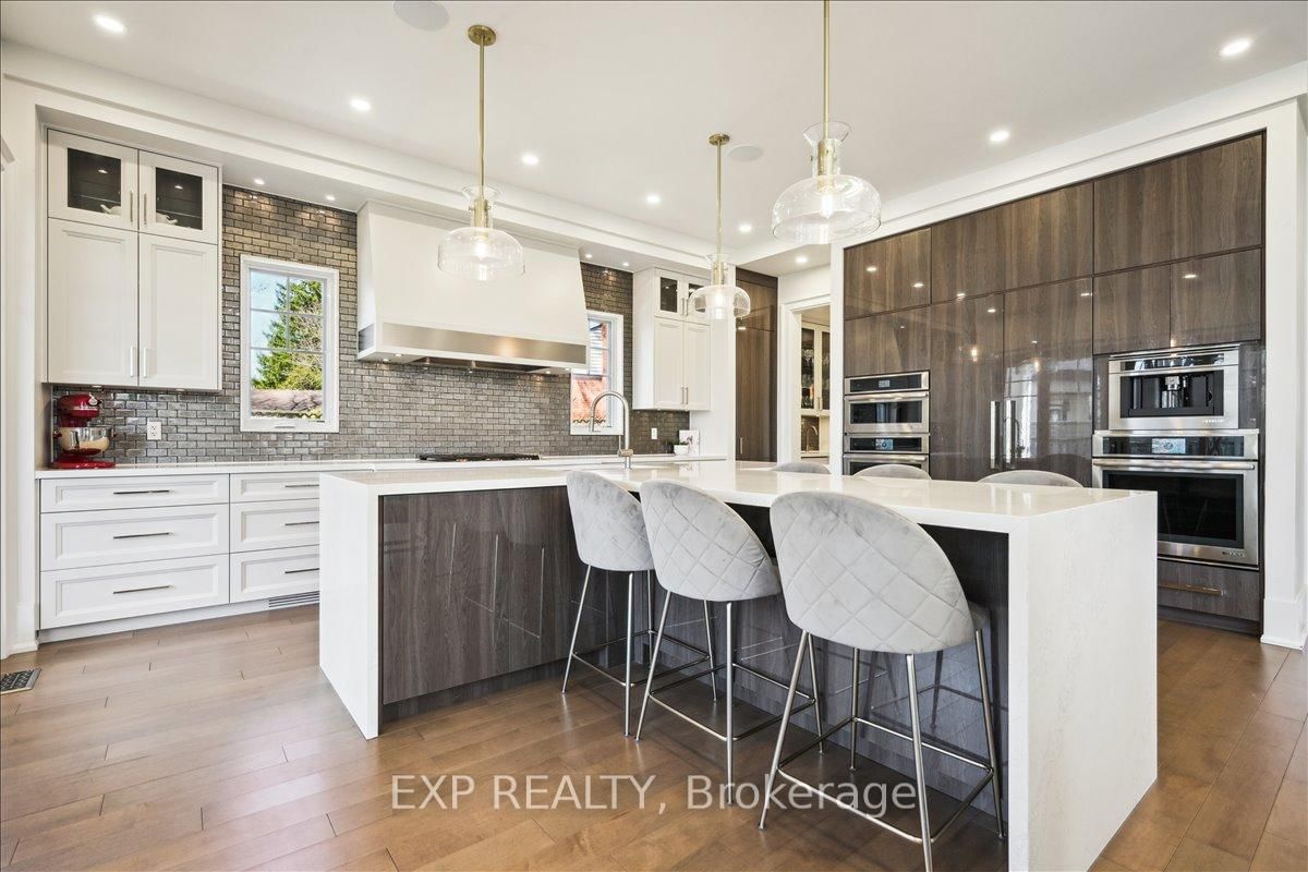 Detached House for sale at 528 Wellington Crescent, Oakville, Ontario, L6L 4X5 - West - MLS: W12796538