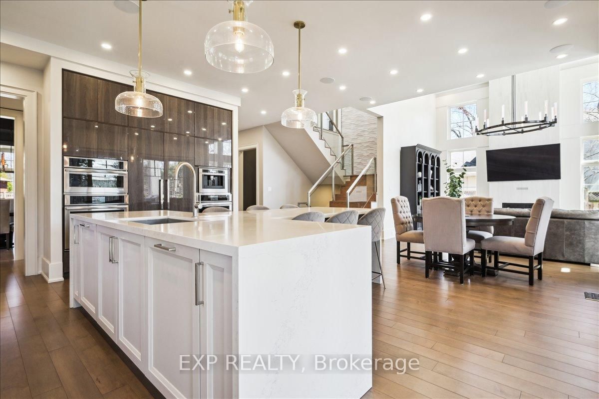 Detached House for sale at 528 Wellington Crescent, Oakville, Ontario, L6L 4X5 - West - MLS: W12796538