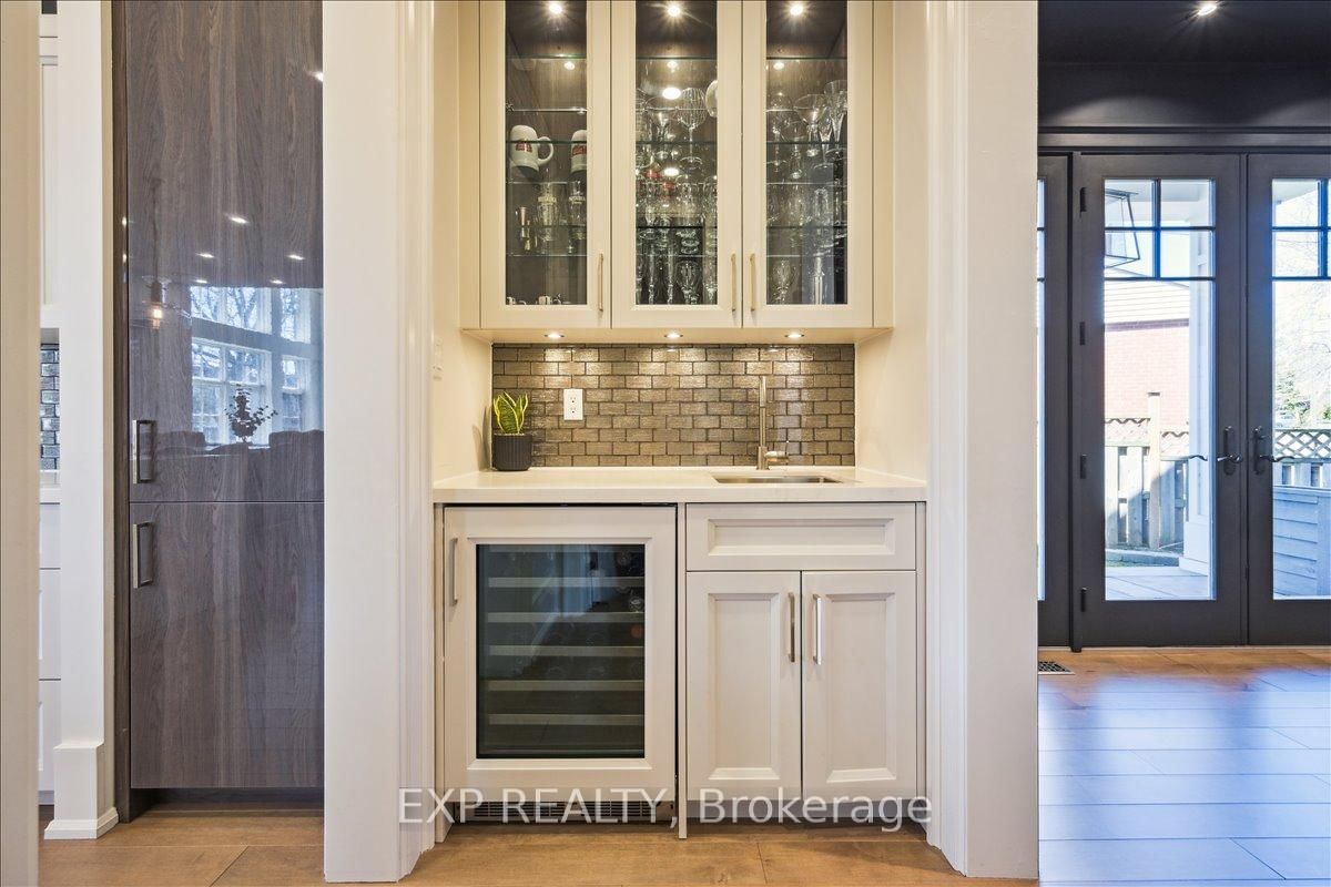 Detached House for sale at 528 Wellington Crescent, Oakville, Ontario, L6L 4X5 - West - MLS: W12796538