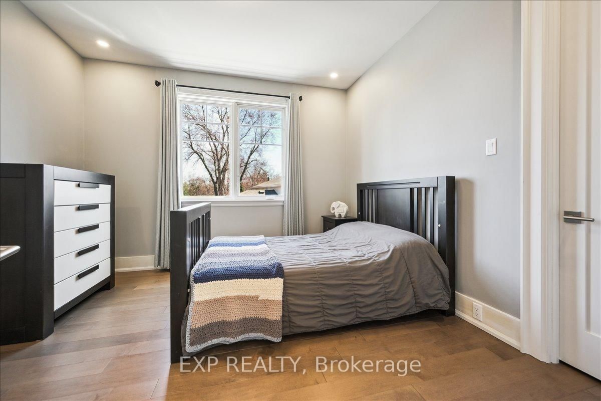 Detached House for sale at 528 Wellington Crescent, Oakville, Ontario, L6L 4X5 - West - MLS: W12796538