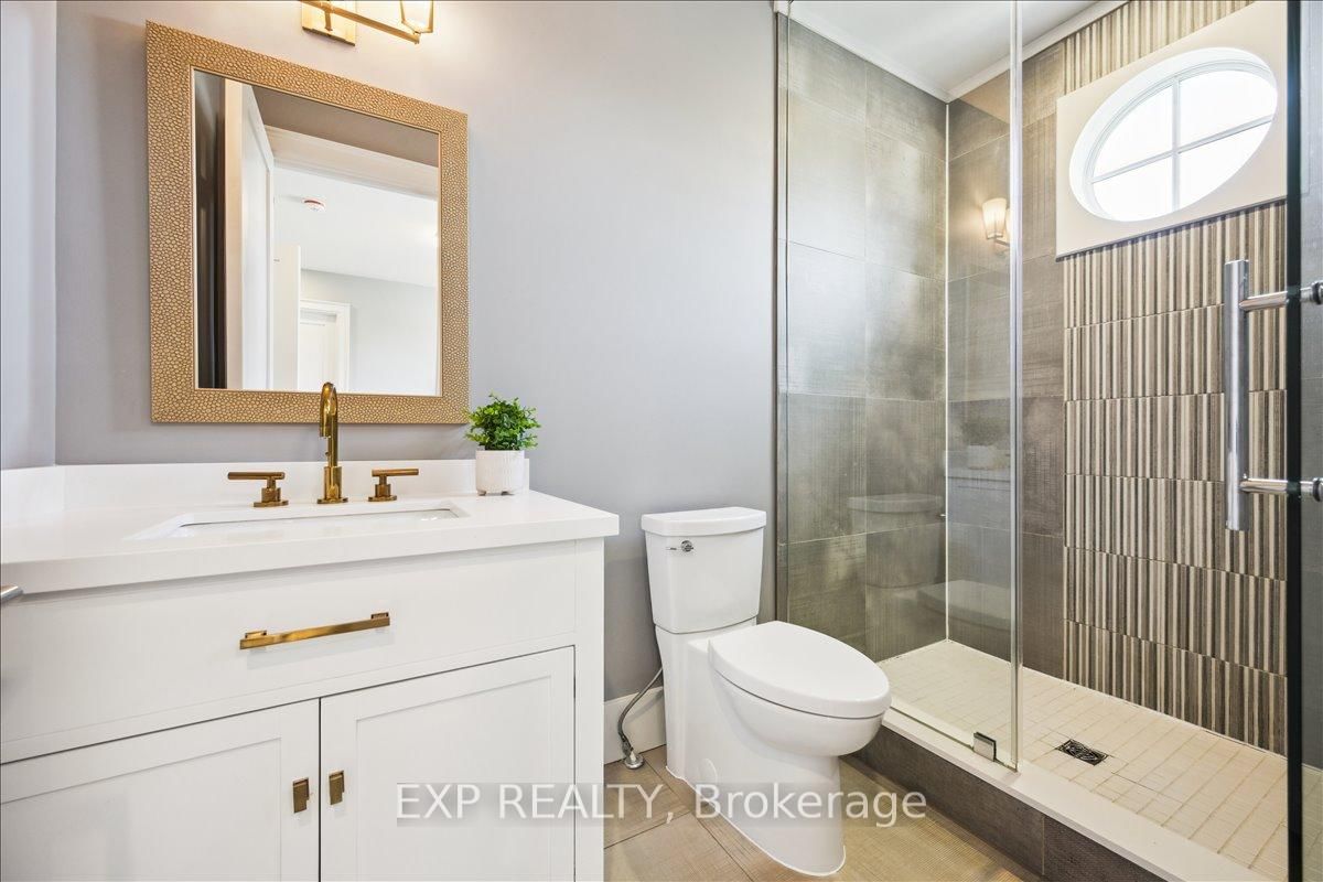 Detached House for sale at 528 Wellington Crescent, Oakville, Ontario, L6L 4X5 - West - MLS: W12796538